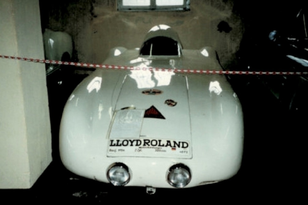Lloyd-Rekordwagen stehend von vorn in einer Halle
