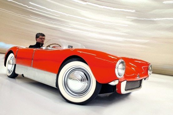 Saab Sonett I fahrend schräg von vorn, weitwinklig aufgenommen