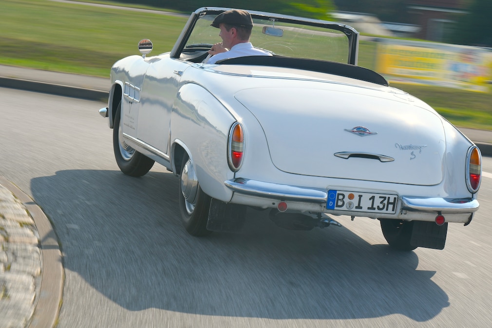 Wartburg Sportwagen 313/1 fahrend schräg von hinten