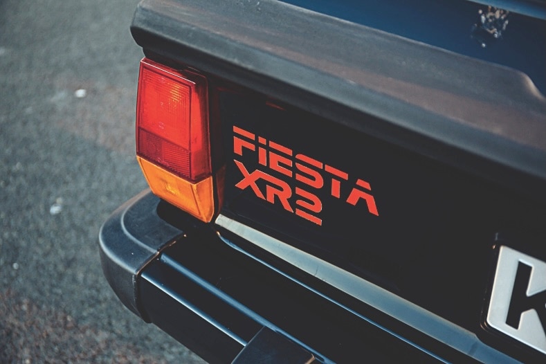 Detail: Fiesta-XR2-Logo hinten links am Ford Fiesta XR2 Mk1