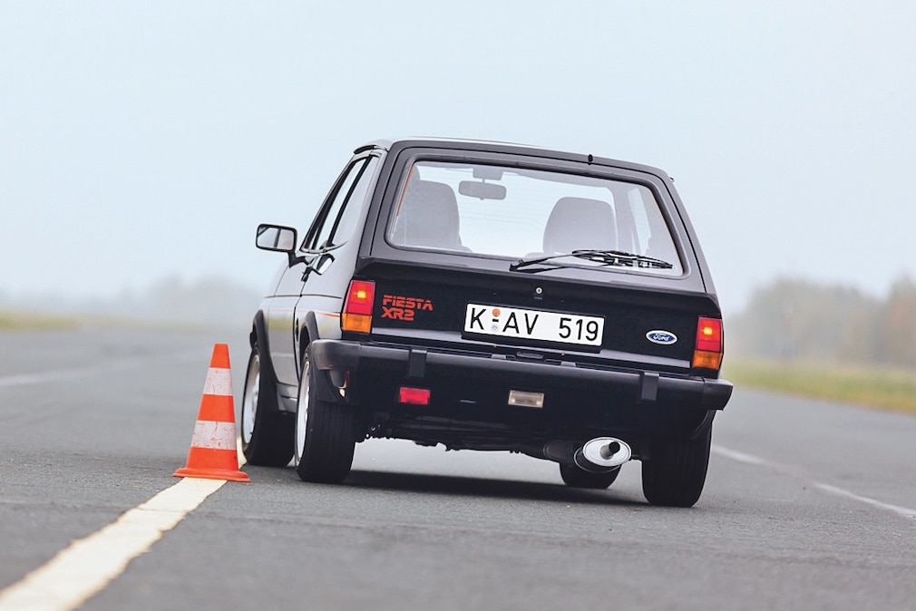 Ford Fiesta XR2 Mk1 fahrend von hinten im Slalom