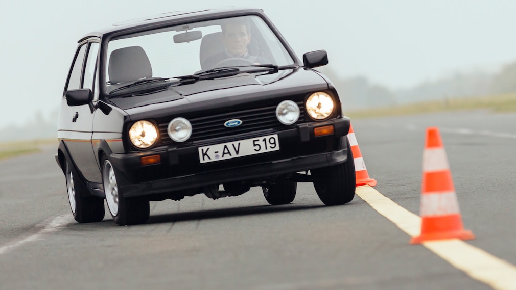 Ford Fiesta XR2 Mk1 fahrend von vorn im Slalom