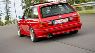 BMW 3er E30 touring als M3-Umbau fahrend schräg von hinten
