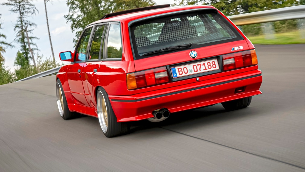 BMW 3er E30 touring als M3-Umbau fahrend schräg von hinten