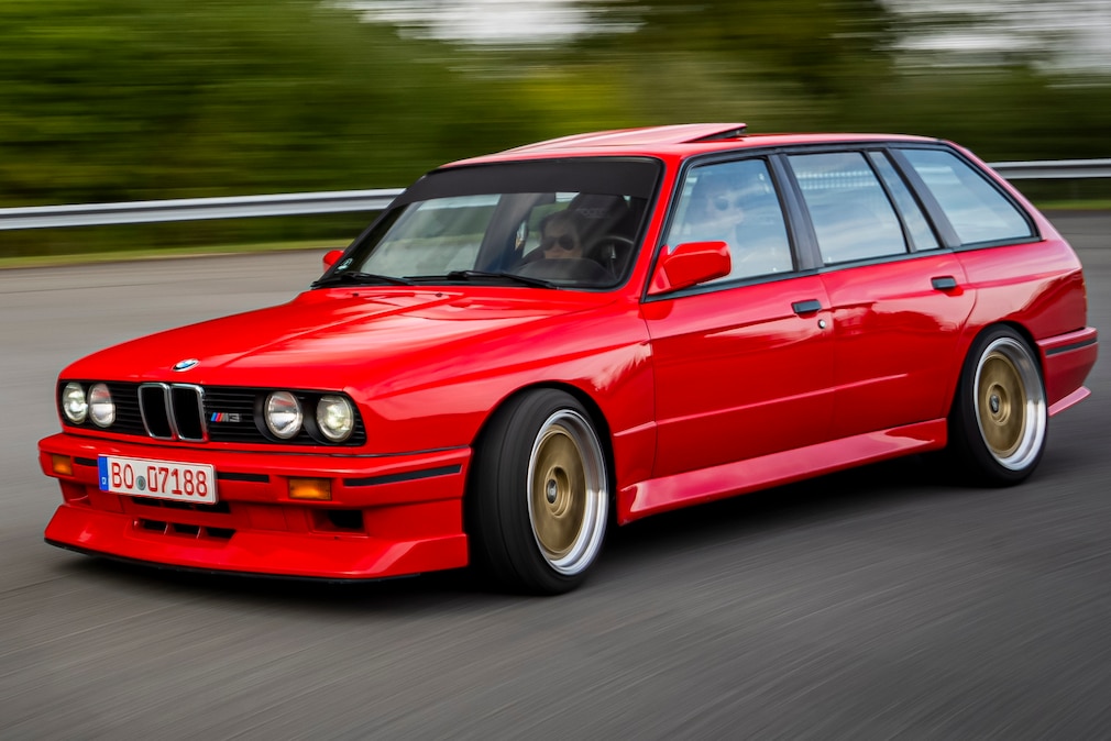 BMW 3er E30 touring als M3-Umbau fahrend schräg von vorn