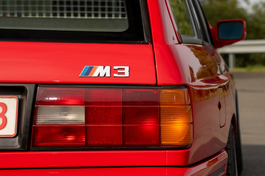 M3-Logo und Kotflügelverbreiterung hinten beim BMW 3er E30 touring als M3-Umbau