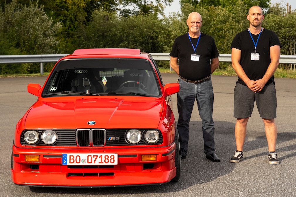Vater und Sohn am BMW 3er E30 touring als M3-Umbau des Sohnes