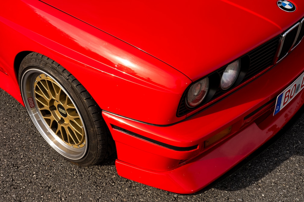 Vordere Ecke des BMW 3er E30 touring als M3-Umbau