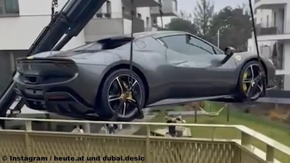 Unternehmer parkt seinen Ferrari 296 GTB auf Balkon