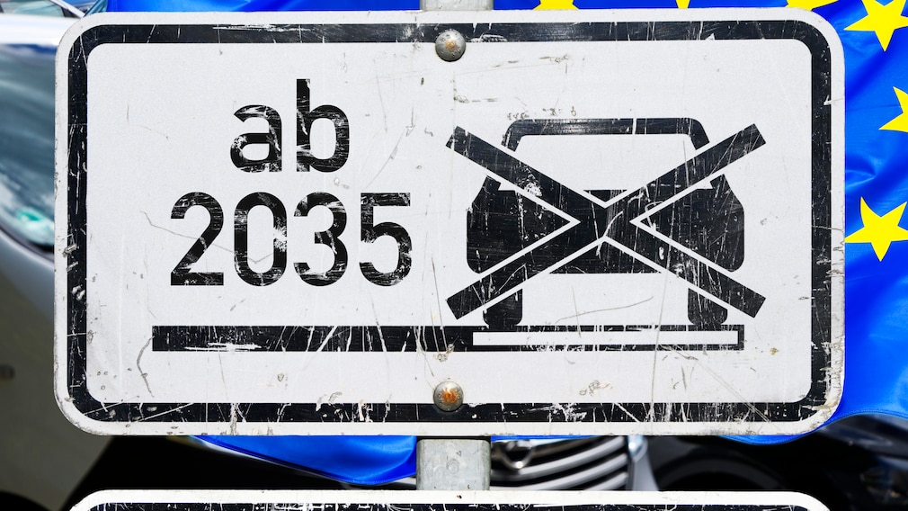 Verkehrsschild mit durchgestrichenem PKW-Symbol und Aufschrift ab 2035, Verbrenner-Aus Symbolbild/Montage EU Verbrenner Ende 20235