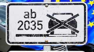 Symbolbild: Straße mit Verbotsschild für Verbrennungsmotoren mit austretendem Qualm