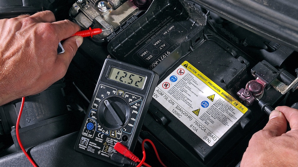 Multimeter die gemessene Spannung zeigt den Ladezustand