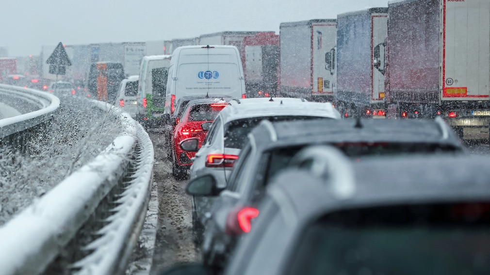 Stau auf winterlicher Autobahn