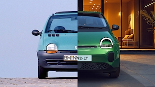 Vergleich: Renault Twingo I und neuer Renault Twingo nebeneinander von vorn.