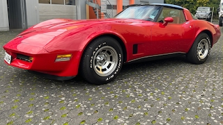 Chevrolet Corvette C3 stehend schräg von vorn