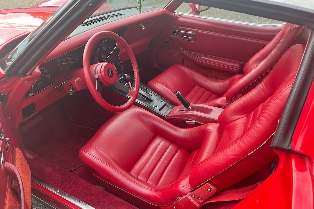 Innenraum des Chevrolet Corvette C3, alles in Rot