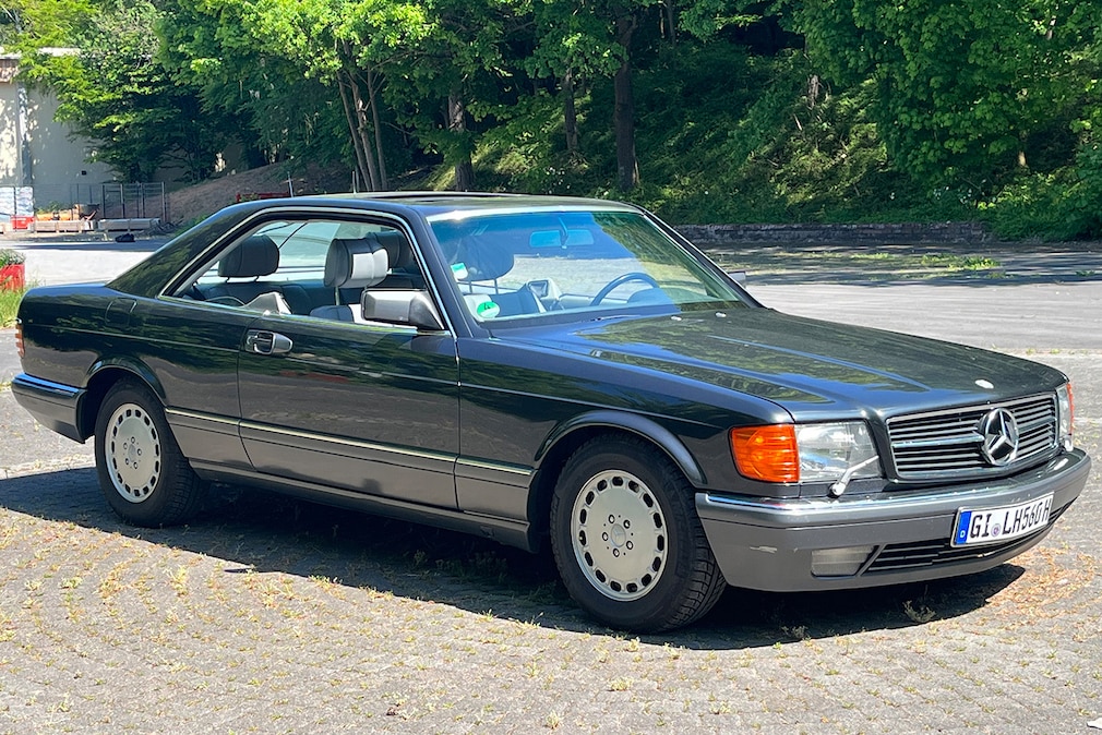Mercedes 560 SEC (C 126) stehend von schräg vorn
