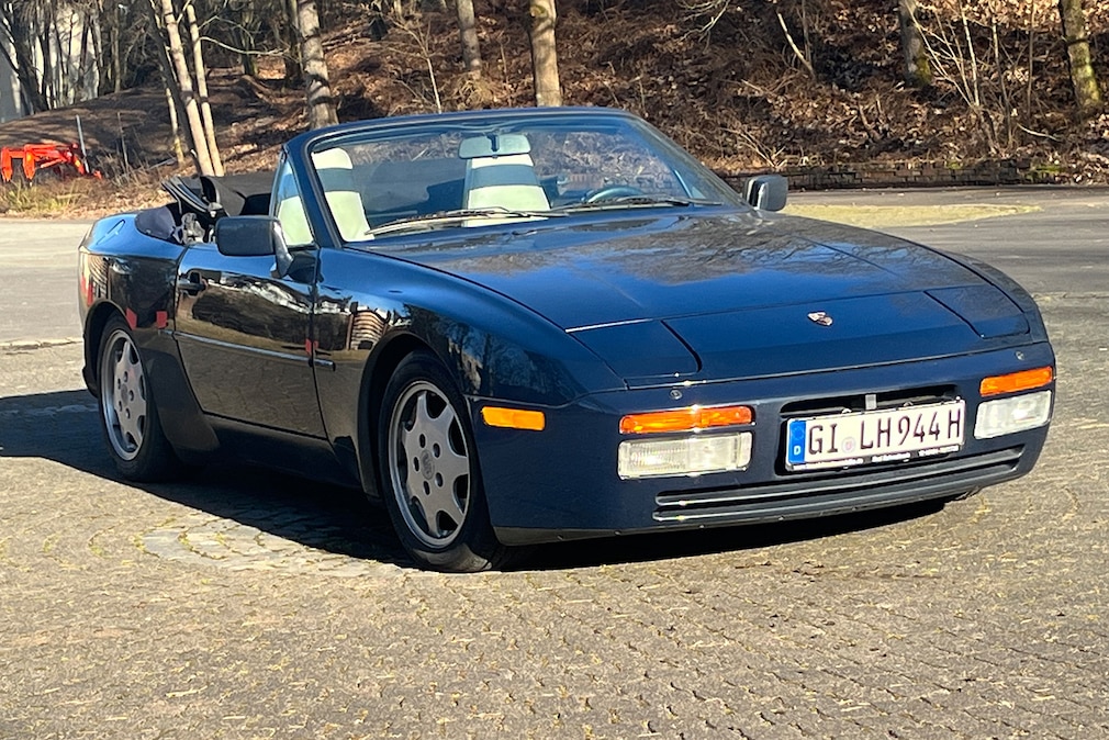 Porsche 944 S2 Cabrio stehend schräg von vorn