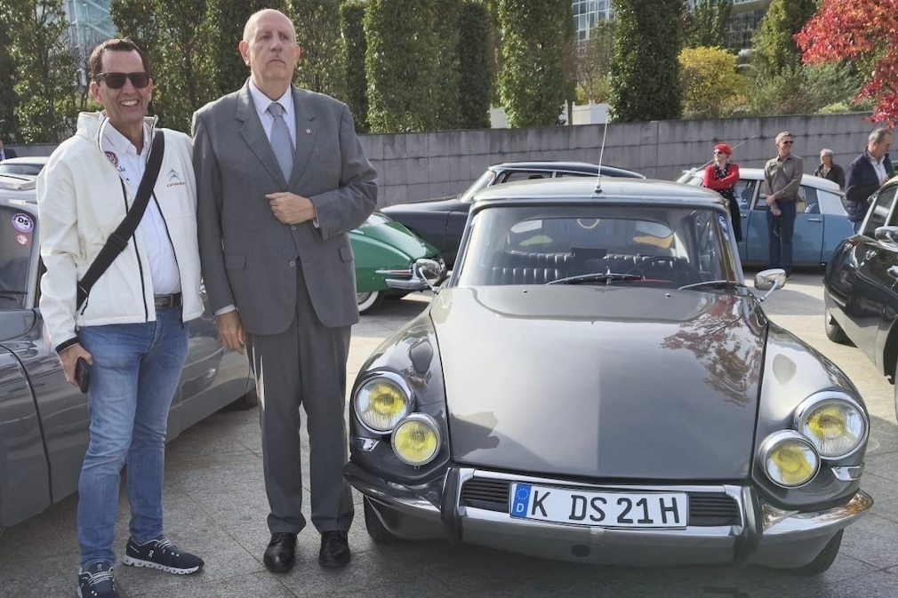 Zwei Männer und eine Citroen DS, stehend von vorn