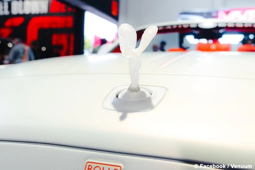 Spirit of Ecstasy aus transparentem Material auf der Motorhaube eines Rolls-Royce.