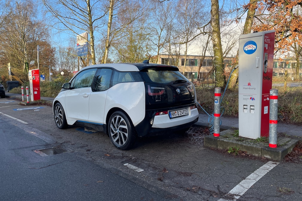 BMW i3 beim öffentlichen Laden in Hamburg