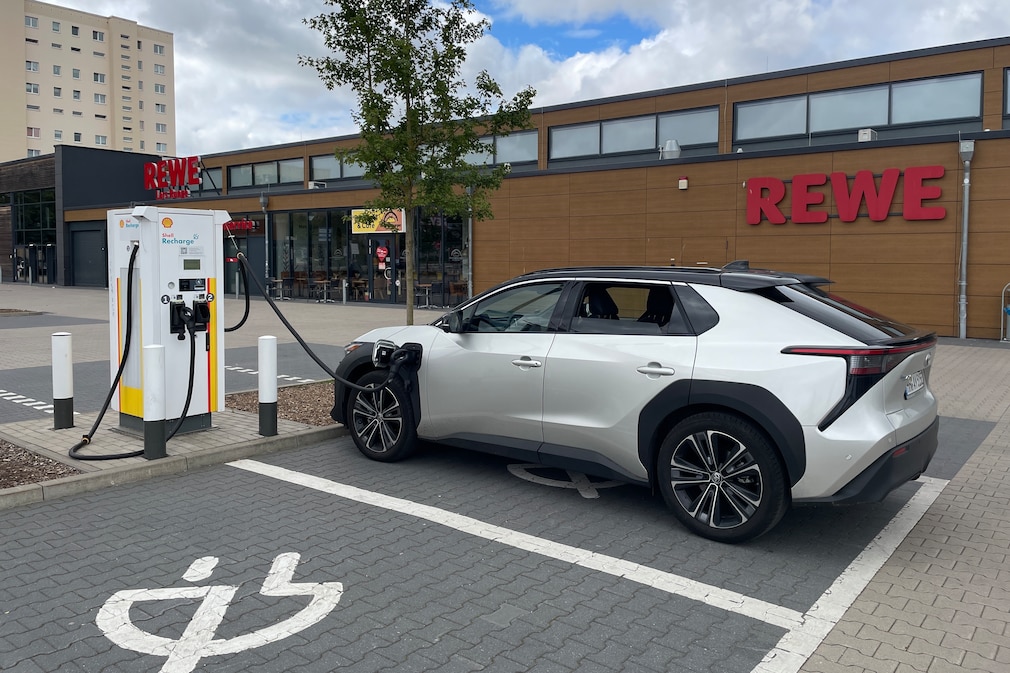 E-Auto-Schnellladen am Supermarkt