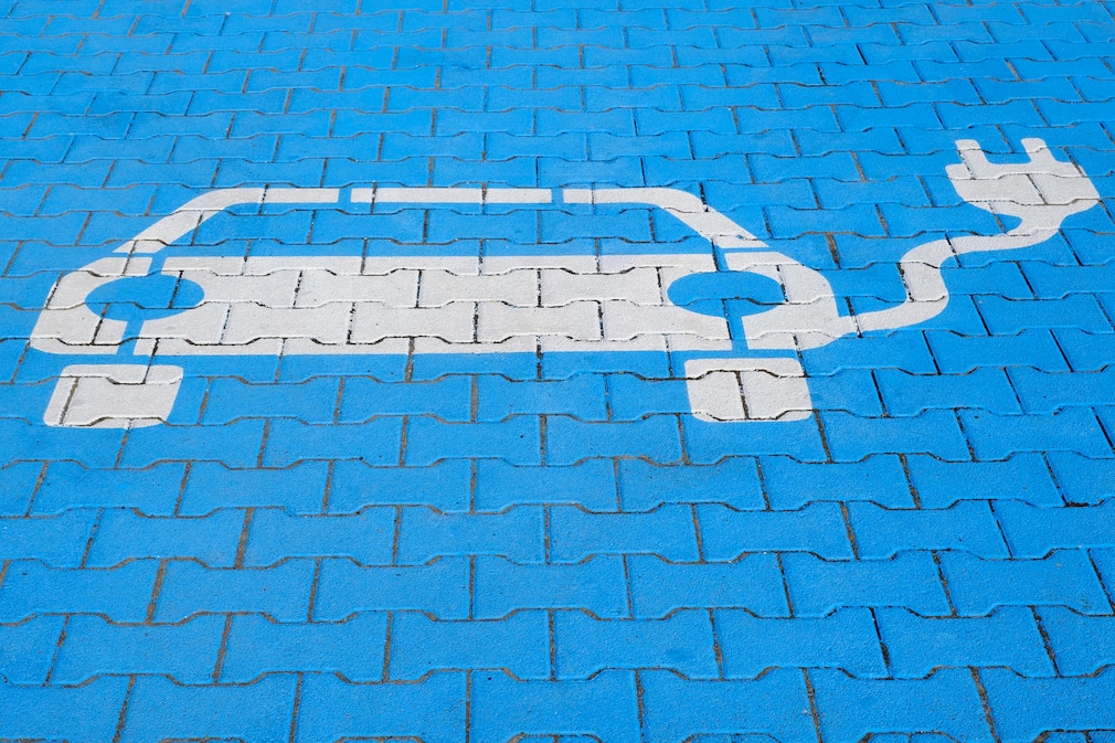 Piktogramm auf Parkplatz für Elektrofahrzeuge