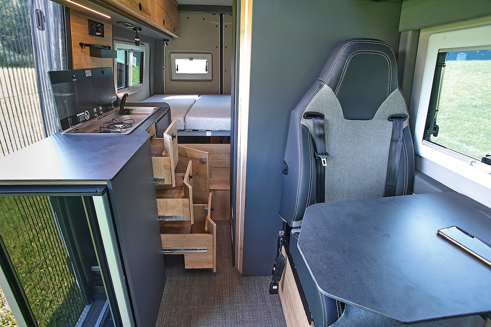Reisemobil-Neuheit: Clever Vans Aventuro 600 mit Hubdach