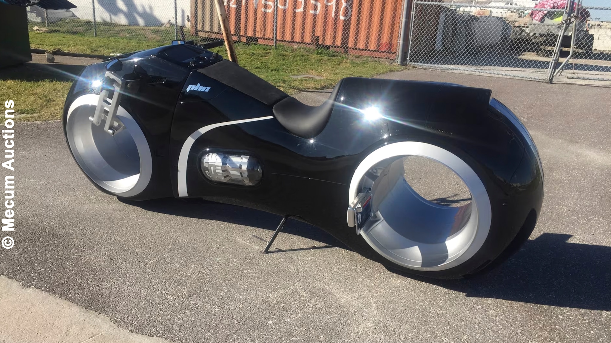 Man-kann-damit-fahren-Tron-Motorrad-wird-verkauft