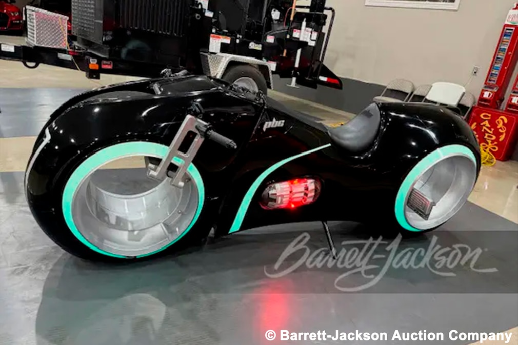 Schwarzes Tron-Lightcycle-Motorrad mit leuchtenden Rädern.