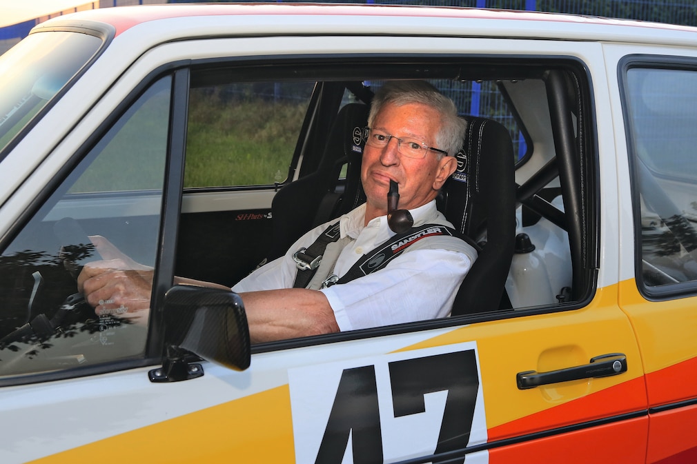 Berti Schuster mit Tabakpfeife am Steuer des Kamei-Golf Mk1 GTI