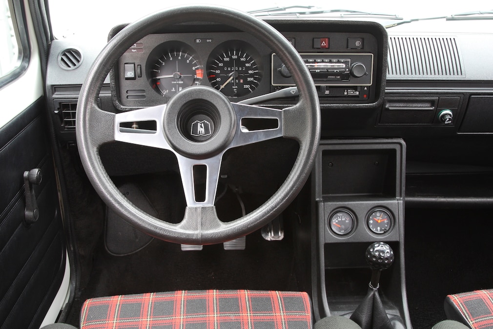 Cockpit des VW Golf Mk1 GTI