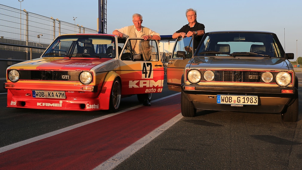 Herbert Schuster und Anton Konrad, die Erfinder des VW Golf GTI, an einem VW Golf Mk1 GTI Rennwagen und einem VW Golf Mk1 GTI Serienauto