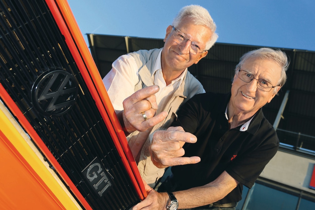 Herbert Schuster und Anton Konrad am VW Golf Mk1 GTI formen mit den Fingern Teufelshörner