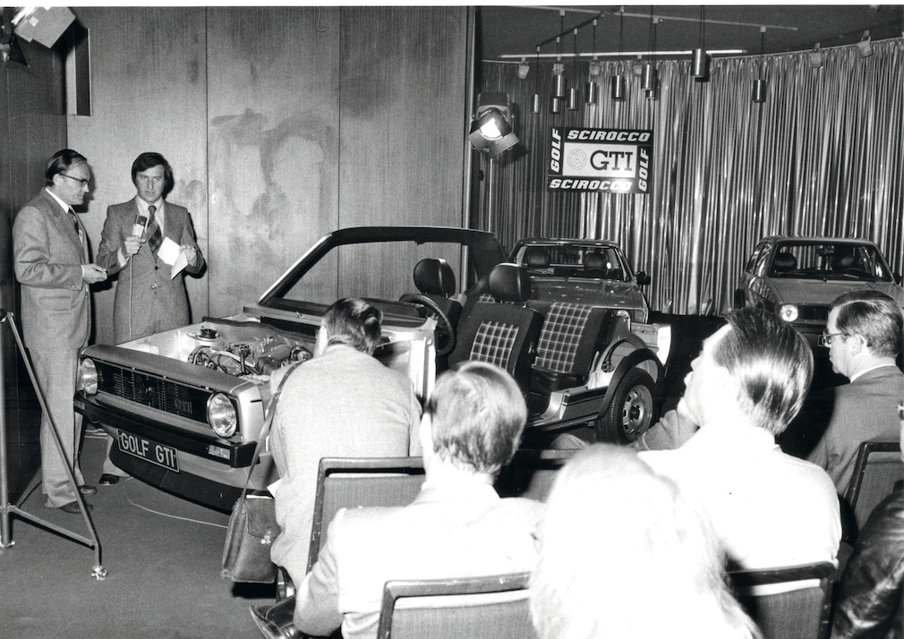 Historisches Schwarzweißfoto inb einem Hotelsaal mit einem Schnittmodell des VW Golf Mk1 GTI