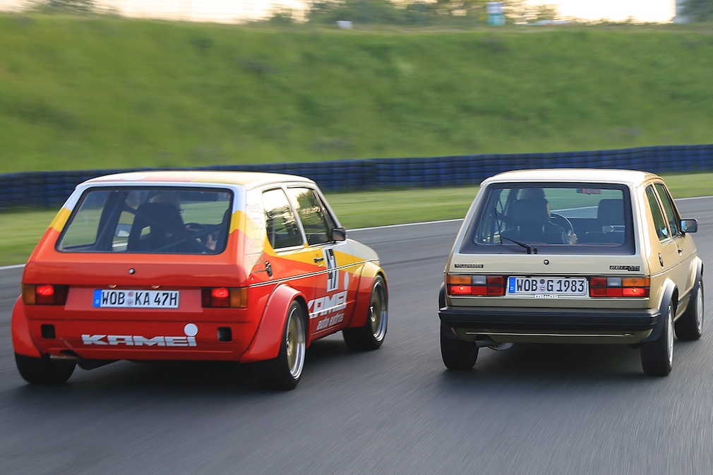 VW Golf Mk1 GTI Rennwagen und VW Golf Mk1 GTI Serienauto fahrend von hinten