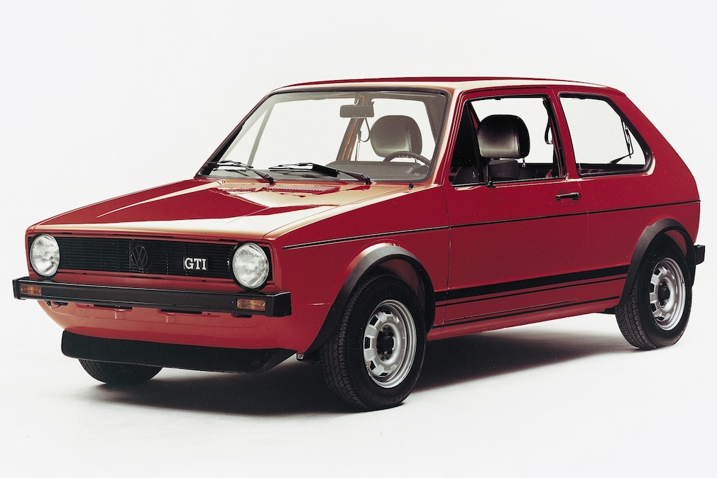 VW Golf Mk1 GTI stehend schräg von vorn, Studiofoto