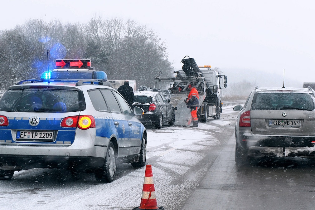 Verkehrschaos auf den Autobahnen durch Wintereinbruch