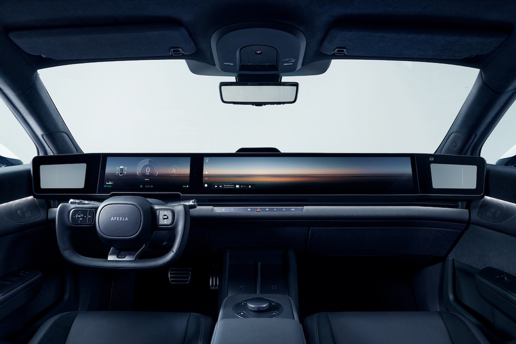 Innenraum des Sony Honda Mobility Afeela 1 mit breitem Panoramadisplay.