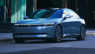 Sony Honda Mobility Afeela 1 steht am Straßenrand in moderner Innenstadt.
