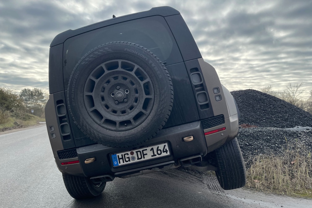 Land Rover Defender P635 Octa