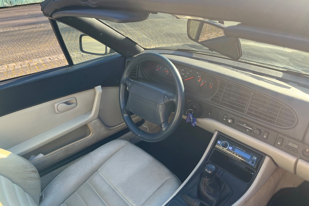 Porsche 944 S2 Cabrio, Cockpit von schräg rechts oben