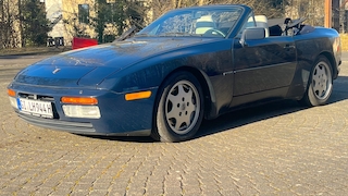 Porsche 944 S2 Cabrio stehend schräg von vorn