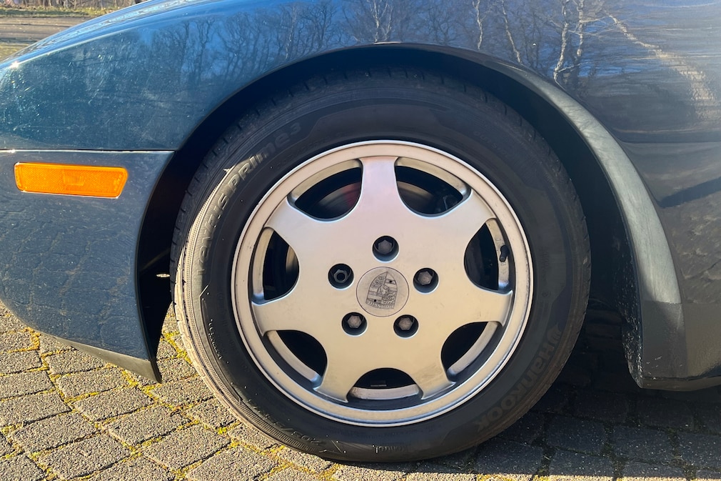 Vorderrad des Porsche 944 S2 Cabrio