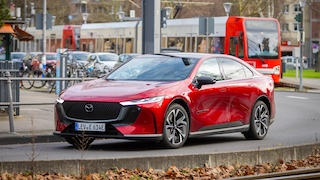 Der Mazda6e in der Kölner Innenstadt