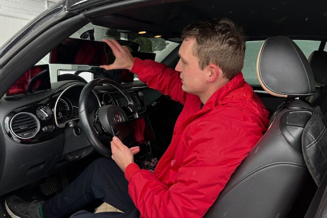 Aufmacherbild des Carplay Screen-Tests mit Tester