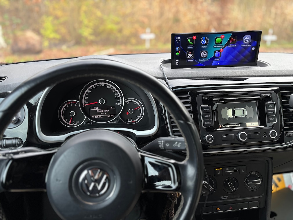 Carplay Screen auf Amaturnebrett eines VW Beetle 5C Cabrios installiert