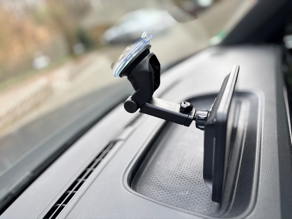 Carplay Screen per Saugnapf an Windschutzscheibe fixiert