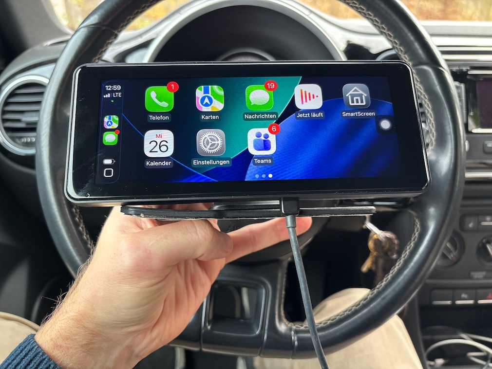 Das Display von Volam in der Hand gehalten
