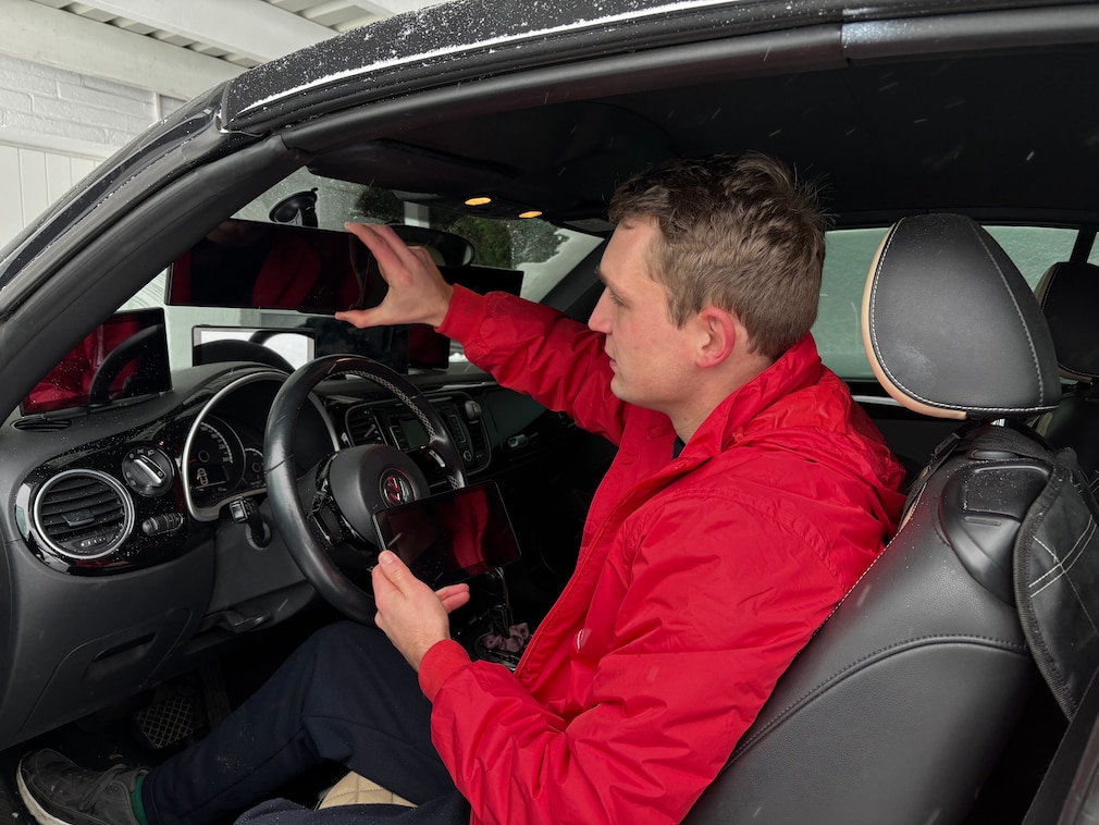 Tester mit 8 Carplay DIsplays im VW Beetle